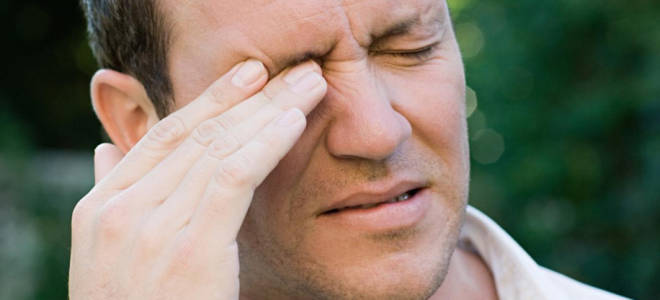 Вытащили окалину из глаза а он продолжает болеть