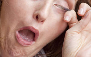 В глаз попал песок и болит