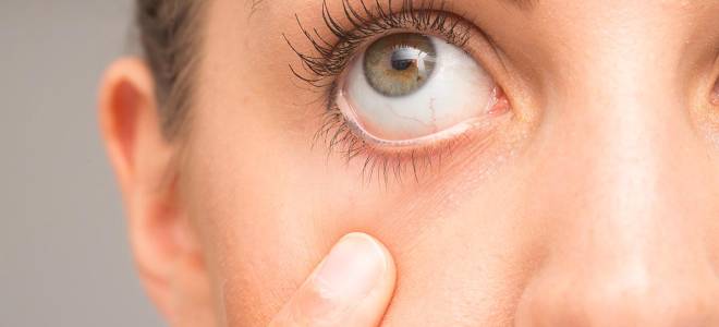 Что делать когда опухает глаз и болит?